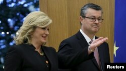Predsjednica Kolinda Grabar Kitarović i mandatar Tomislav Orešković na Pantovčaku 23. prosinca 2015.