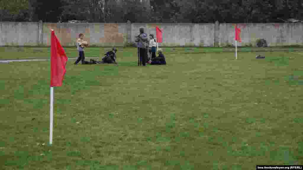 Тренировки «Таврии» подогревают азарт местных жителей. За воротами мальчишки мечтают о большом футболе, но пока на траве больше дерутся