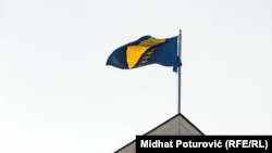 Zastava BiH na zgradi Parlamentarne skupštine BiH u Sarajevu (fotoarhiv)