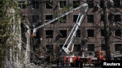 Рятувальники працюють на місці російського ракетного удару у Кривому Розі, Дніпропетровська область, Україна, 8 липня 2024 року