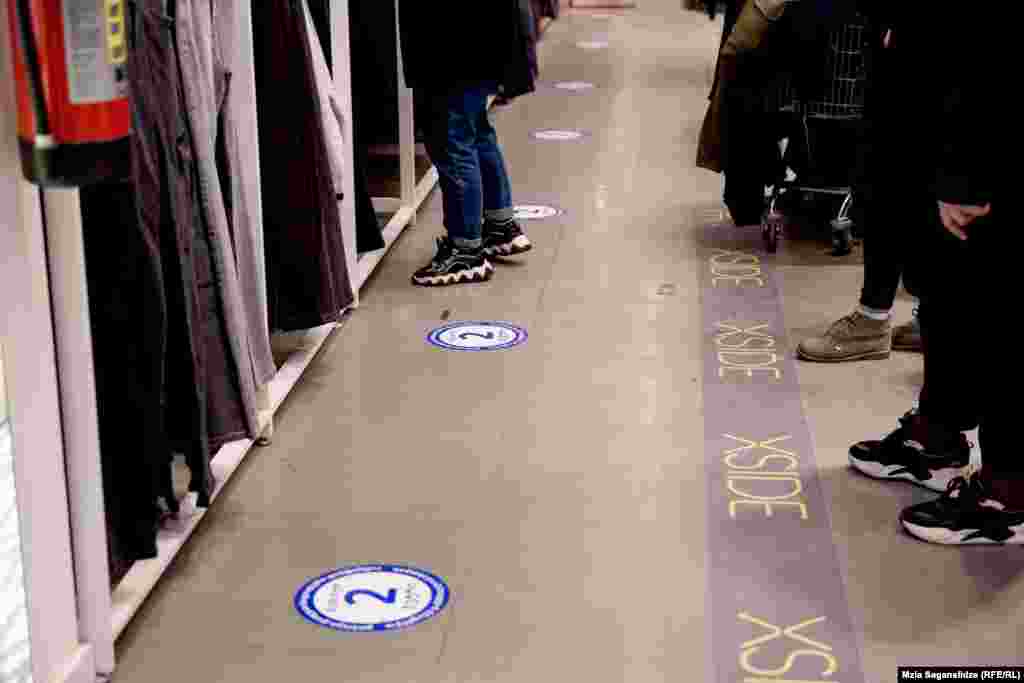  2-მეტრიანი დისტანციის დარღვევა კატეგორიულად უნდა გამოირიცხოს - მაღაზიის ფართის ყოველ 20მ2 -ზე ერთი მომხმარებელზე მეტის ყოფნა დაუშვებელია. 