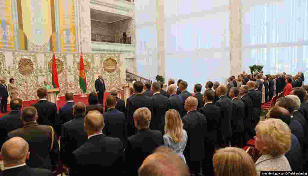 ლუკაშენკამ მეექვსედ დადო პრეზიდენტის ფიცი მაღალი რანგის ოფიციალური პირების თანდასწრებით. კონსტიტუციაზე მას მარჯვენა ხელი ედო, ასე წარმოთქვა ფიცი და შემდეგ ხელი მოაწერა მას. 