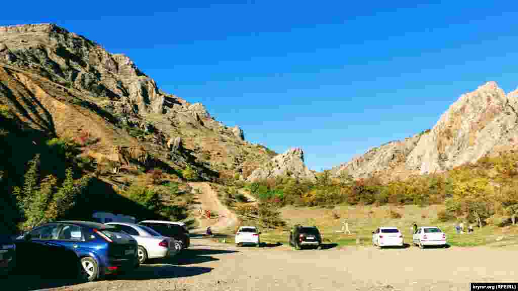 У подножья гор, однако, остановились несколько машин – туристы съехались в Зеленогорье, чтобы полюбоваться местными красотами
