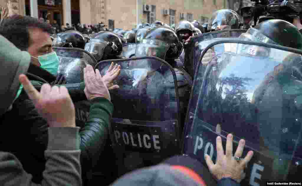 The United States and the European Union have called on the Georgian government, political parties, and civic activists to engage in a "calm and respectful dialogue" over calls for snap elections.