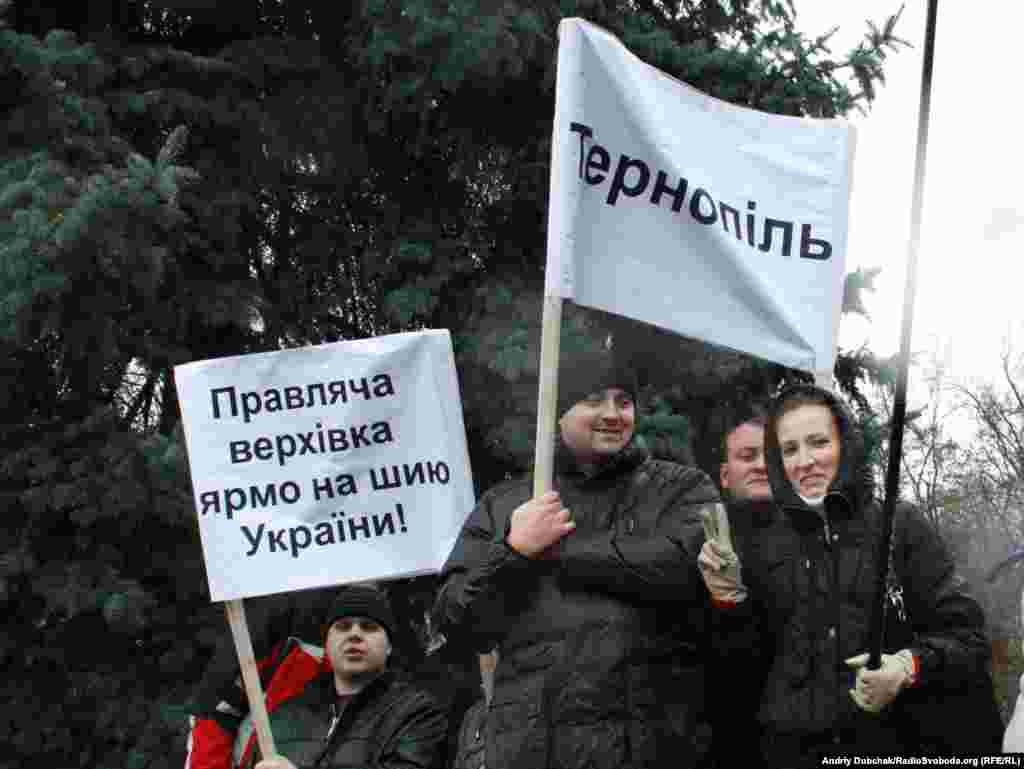 Близько 2 тисяч підприємців зібрались біля будинку Верховної Ради з вимогою не допустити ухвалення Податкового кодексу.