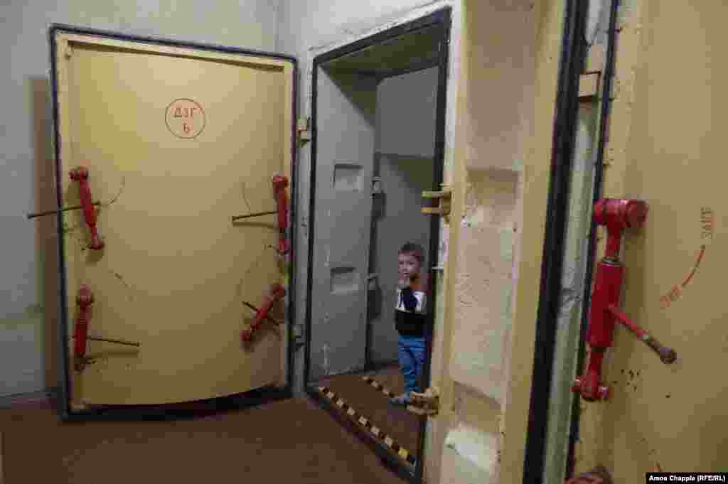 Скрытый от глаз тайный вход, две непробиваемые двери должны были предохранить подземный бункер от ядерного взрыва. 