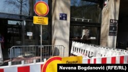 Opoziciona ograda ispred sedišta REM-a u Beogradu