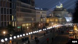 Berlin 25 godina posle osvetljeni baloni umesto nekadašnjeg Zida u blizini Brandenburške kapije, 7. novembar 2014.