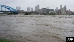 Влада Японії направила тисячі військових і рятувальників для порятунку людей, які опинилися у пастці в затоплених будинках