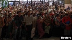 Люди на ярмарке вакансий, Ставрополь, 2011 год