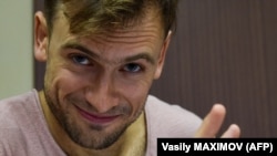 Петр Верзилов в полицейском участке