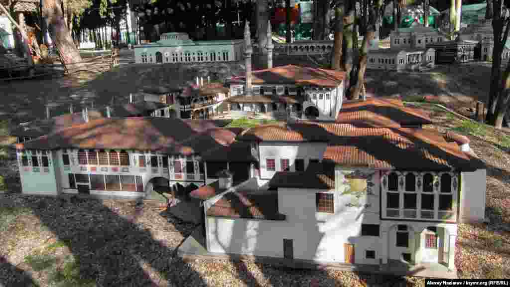 Ханский дворец в Бахчисарае. Его построили в конце XV – начале XVI века (точная дата не установлена) как родовую резиденцию династии Гиреев – правителей Крымского ханства. Сегодня Ханский дворец находится на «реставрации». В июле 2016 года в российском Госкомитете по охране культурного наследия Крыма согласовали проведение «противоаварийных работ». Киев неоднократно критиковал «реставрацию», которую проводит российская власть в Ханском дворце. Министерство культуры Украины утверждает, что из-за проведения этих работ существует угроза разрушения главного корпуса дворца