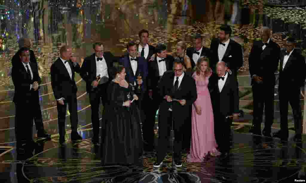 Лучшим фильмом года признана лента "В центре внимания". C благодарственной речью выступил продюсер Майкл Шугар. Вместе с ним золотые статуэтки получили и другие продюсеры фильма - Стив Голин, Николь Роклин и Блай Пагон Фаус 