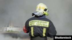 Займання сталося в одній із квартир будинку з дерев'яними перекриттями, і вогонь швидко поширився по будівлі, площа пожежі, за уточненими даними, склала близько тисячі квадратних метрів