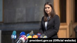 На фейсбук-сторінці телеканалу вказано, що щотижневе ТВ-шоу «Погляд із Банкової з Юлією Мендель» є авторським проєктом прес-секретаря президента України