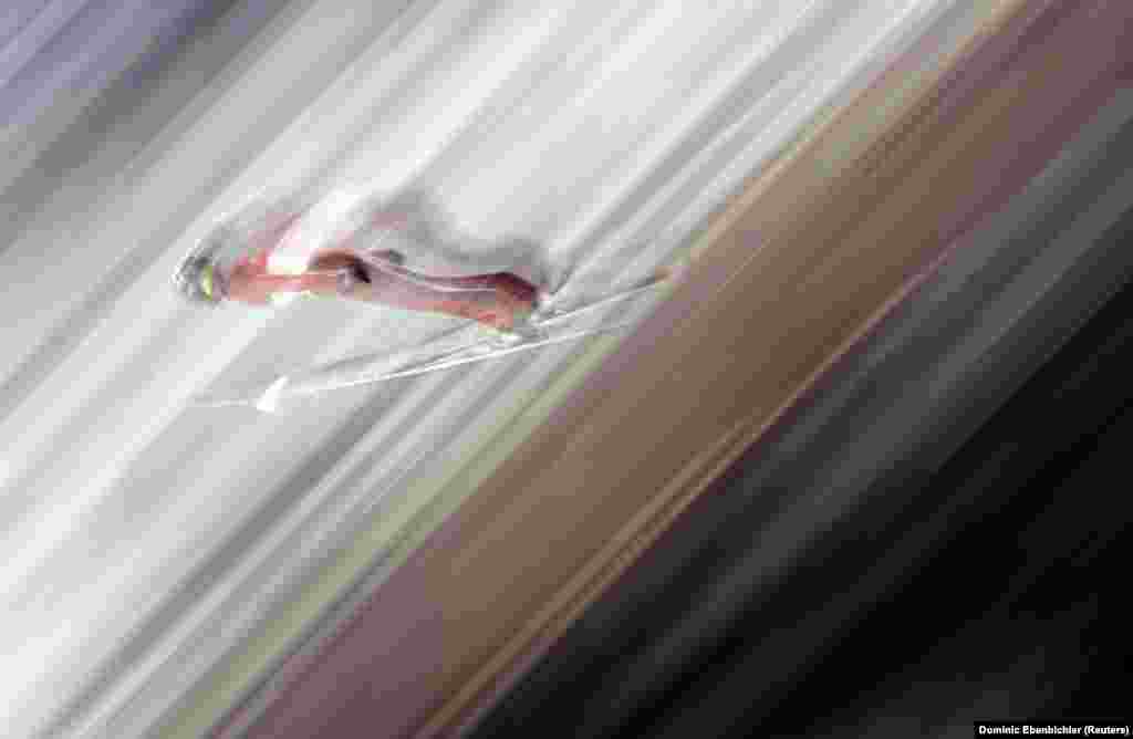 Стрибки на лижах: Вільям Роудс зі США під час чоловічих індивідуальних змагань зі стрибків на лижах ву лижному центрі «Альпенсія» 