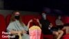 Кінотеатри працюють: як тепер їсти попкорн у масці? (відео)