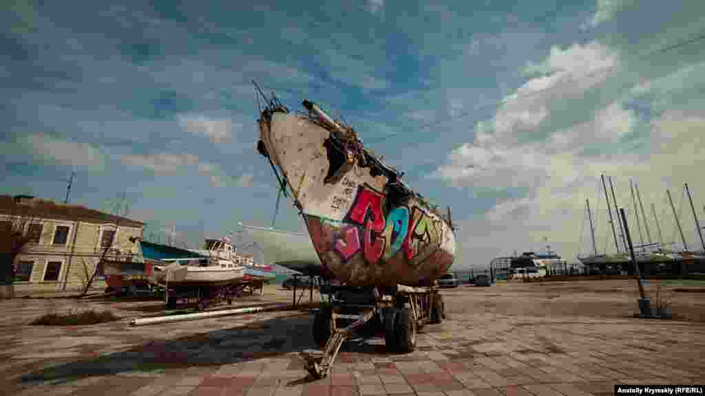 Над этой яхтой, судя по всему, изрядно «поработали» морские волны, время и мастера граффити