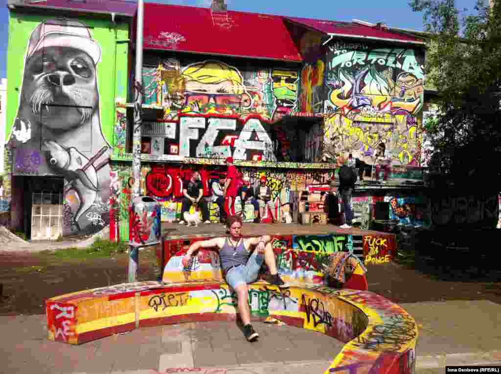 Если свернуть с Laugavegur, главной торговой улицы во дворы, можно увидеть такую картину