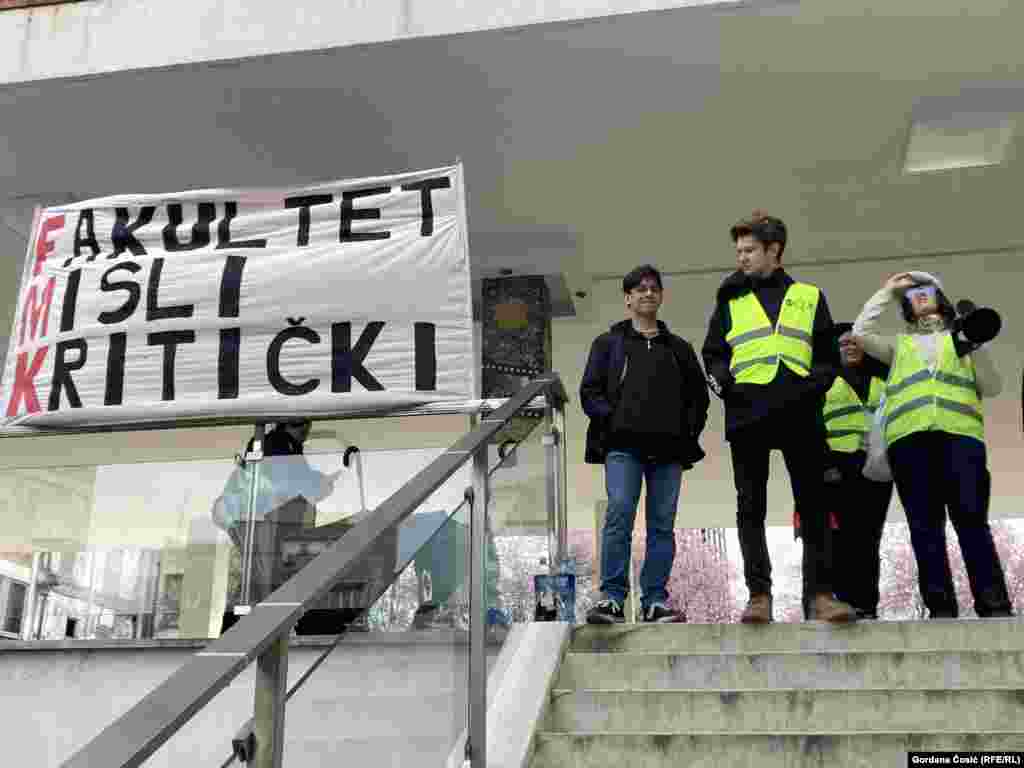 "Večeras smo od strane voditeljke RTS-a nazvani ruljom. Zato, večeras blokiramo zgradu RTS-a. Bez nasilja, bez upada. Svim zaposlenima će biti omogućeno da napuste zgradu – ali niko ne ulazi", saopštili su studenti Medicinskog fakulteta u Beogradu.