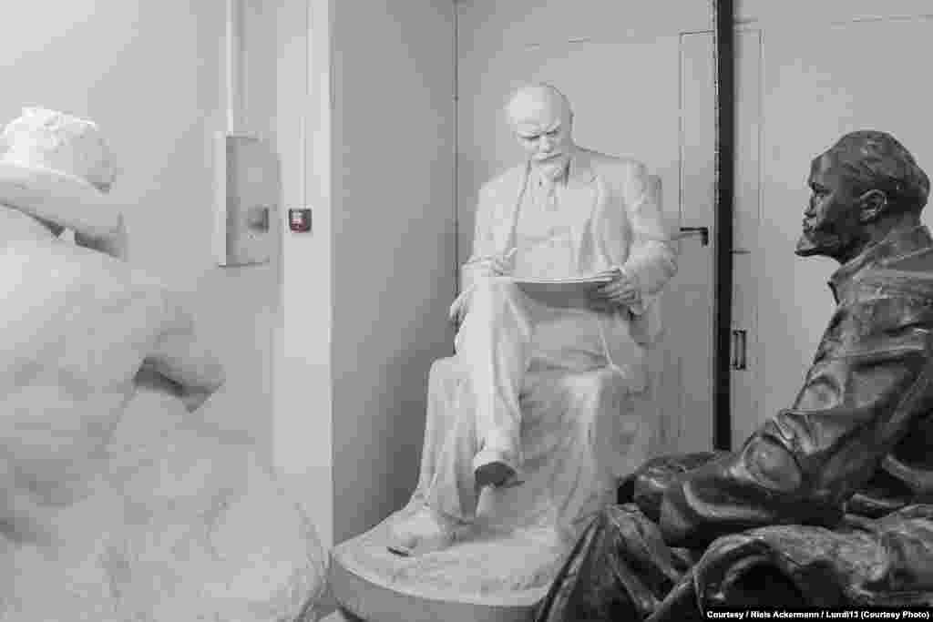 Dva spomenika Lenjinu u skladištu Nacionalno-umjetničkog muzeja u Kijevu.