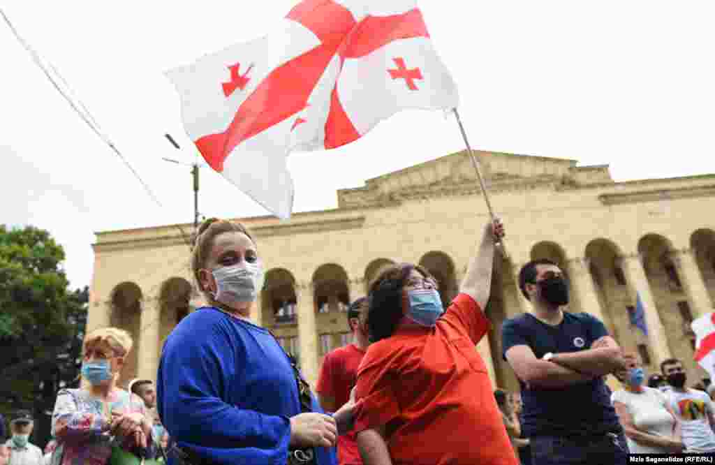 ნინო ქათამაძე აქციაზე შვილთან ერთად მივიდა.