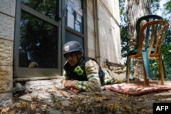 Izraelski vatrogasac nalazi se u zaklonu dok sirene upozoravaju na rakete lansirane iz južnog Libana, u Kiryat Shmona na sjeveru Izraela u blizini libanske granice 19. juna 2024.