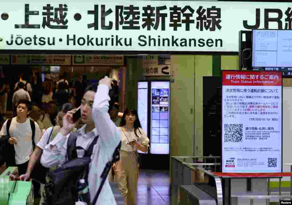 Obavještenje o privremenoj obustavi dijela usluge brzog voza Šinkansen zbog upozorenja na cunami na željezničkoj stanici u Tokiju, Japan, 30. jula 2025.