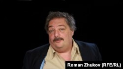 დმიტრი ბიკოვი, სატირიკოსი, პოეტი, მწერალი 