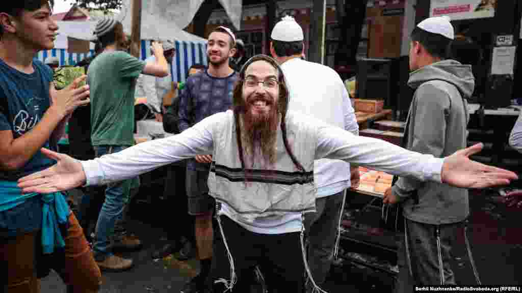 Серед іншого, танці під музику, в якій прославляється Раббі Нахман – головний пророк та засновника брацлавського хасидизму