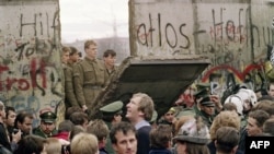 Падение Берлинской стены в ноябре 1989 года – один из самых ярких символов перемен в Восточной Европе