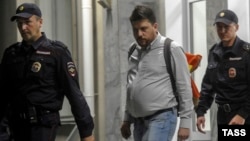 Объявившего голодовку главу штаба Демкоалиции Леонида Волкова выводят из избиркома Новосибирской области