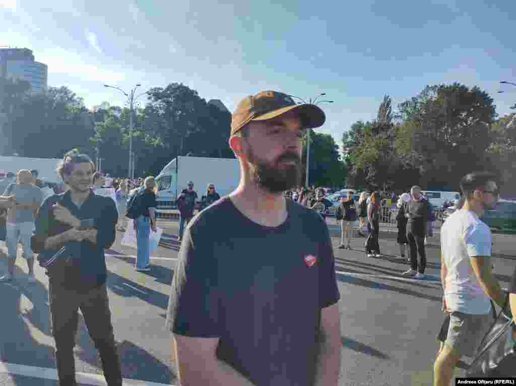 Bodgan (32) pridružio se protestu jer se, kako kaže, "dogodio zločin koji nas je sve šokirao". "Nasilje nad ženama se zanemaruje. To se dešava i zbog nedostatka obrazovanja i zato što vlasti ništa ne čine", istakao je.