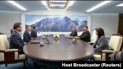 Predsjednici dvije Koreje za konferencijskim stolom pred sastanak