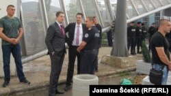 Marko Đurić na mostu tokom postavljanja žardinjera