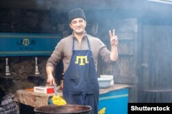 Чимало кримських татар після втечі з окупованого Криму відкрили власний бізнес на материковій Україні, Львів, лютий 2015 року