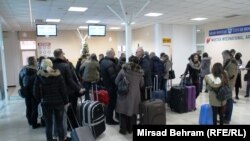Putnici na aerodromu, Mostar, foto: Mirsad Behram