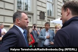 Голова Львівської ОДА Олег Синютка спілкується з представниками партії «Самопоміч»