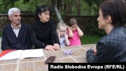 Svakodnevna buka je nesnosna (Na fotografiji Salko i Namira u razgovoru sa novinarkom RSE)