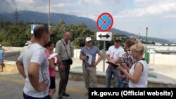 Сергей Карпов (в центре) с жителями Ялты, 19 июня 2019 года