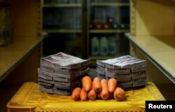 Hiperinflacija i nedostatak hrane i lijekova, teško su pogodili populaciju. Kilogram šargarepe u avgustu 2018 koštao je 3 miliona bolivara