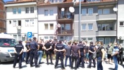 Okupljeni građani ispred Opšte bolnice u Novom Pazaru