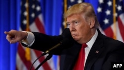 Kada političari u SAD grubo kritikuju medije, to ohrabruje političare u inostranstvu da čine isto, upozorio je predsjednik Freedom House Michael J. Abramowitz. Foto: Donald Tramp na konferenciji za novinare