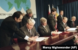 Президент Росії Борис Єльцин, президент США Білл Клінтон, президент України Леонід Кучма (біля ного стоїть Олександр Чалий, теперішній учасник переговорів України і Росії у Стамбулі) і прем'єр-міністр Великої Британії Джон Мейджор на церемонії підписання Україною Договору про нерозповсюдження ядерної зброї. Будапешт, 5 грудня 1994 року. Угоду офіційну називають Будапештським меморандумом, й вона вимагає від Росії дотримуватися територіальної цілісності України. Українці з недовірою ставляться до гарантій, які дає Росія, яка порушила Будапештський меморандум, анексувавши Крим, спровокувавши війну на Донбасі та розпочавши широкомасштабне вторгнення 24 лютого 2022 року.