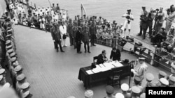 Подписание Акта о капитуляции Японии 2 сентября 1945 года на борту американского линкора "Миссури" в Токийском заливе