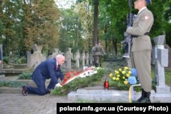 Міністр оборони Польщі Антоній Мацеревич кладе вінок на могилу генерала армії УНР Марка Безручка. Варшава, 15 серпня 2017 року