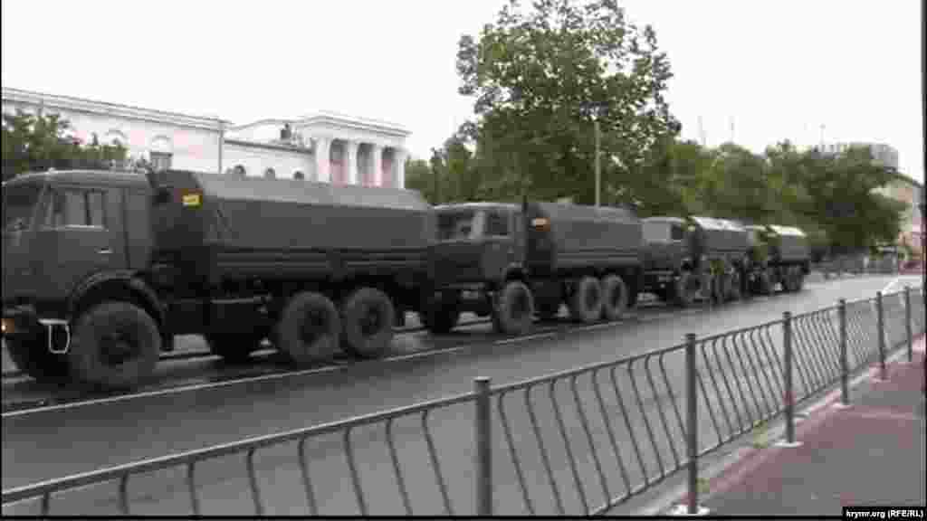 Попри заборону з боку сепаратистської влади Криму, у Сімферополі проходять пам’ятні заходи, приурочені до 70-х роковин депортації кримських татар. На фото – заблокована військами площа Леніна у Сімферополі, 18 травня 2014 року