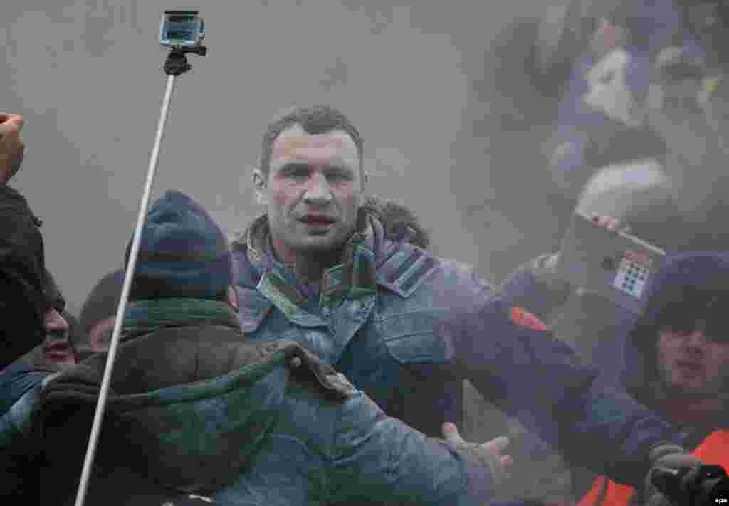 Opozicioni lider Vitali Kličko na kijevskom trgu sa demonstrantima, 19. januar 2014. Foto: EPA / Sergey Dolzhenko 