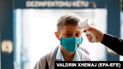 Samo tokom marta je 373 nastavnika, učenika i školskog osoblja na Kosovu rezultiralo pozitivno na korona virus, zvanični su podaci Ministarstva obrazovanja i nauke (fotografija iz jedne od osnovnih škola u Prištini)