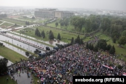 Учасники «Маршу миру та незалежності» в Мінську, 30 серпня 2020 року